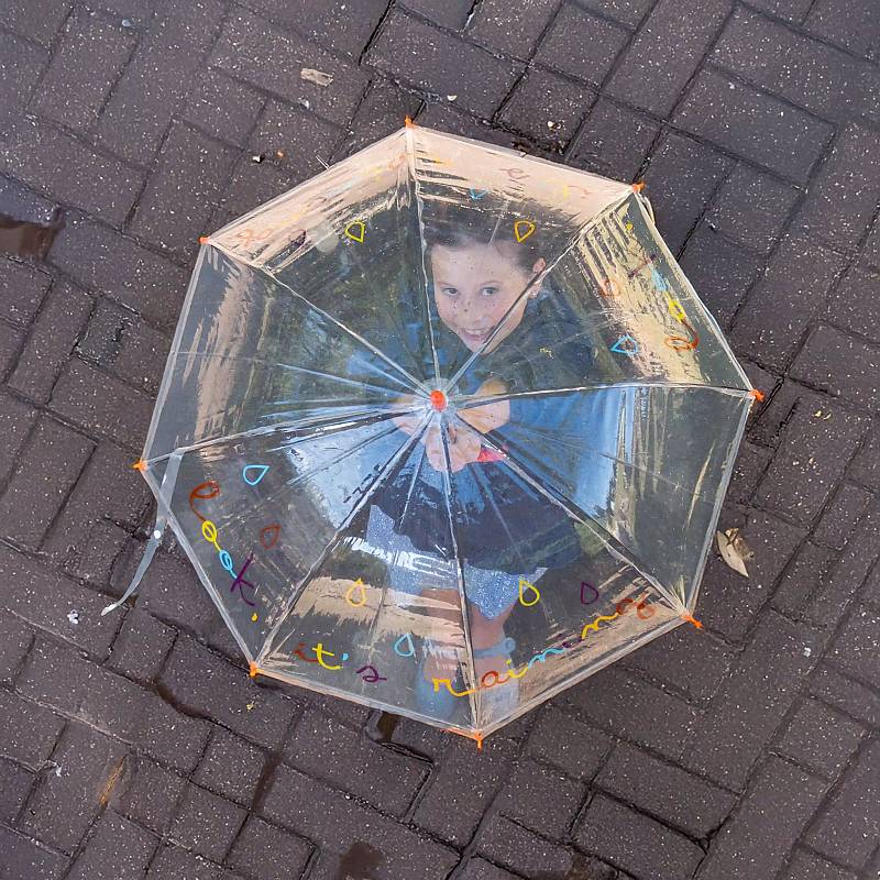 PARAGUAS INFANTIL LOOK ITS RAINING.